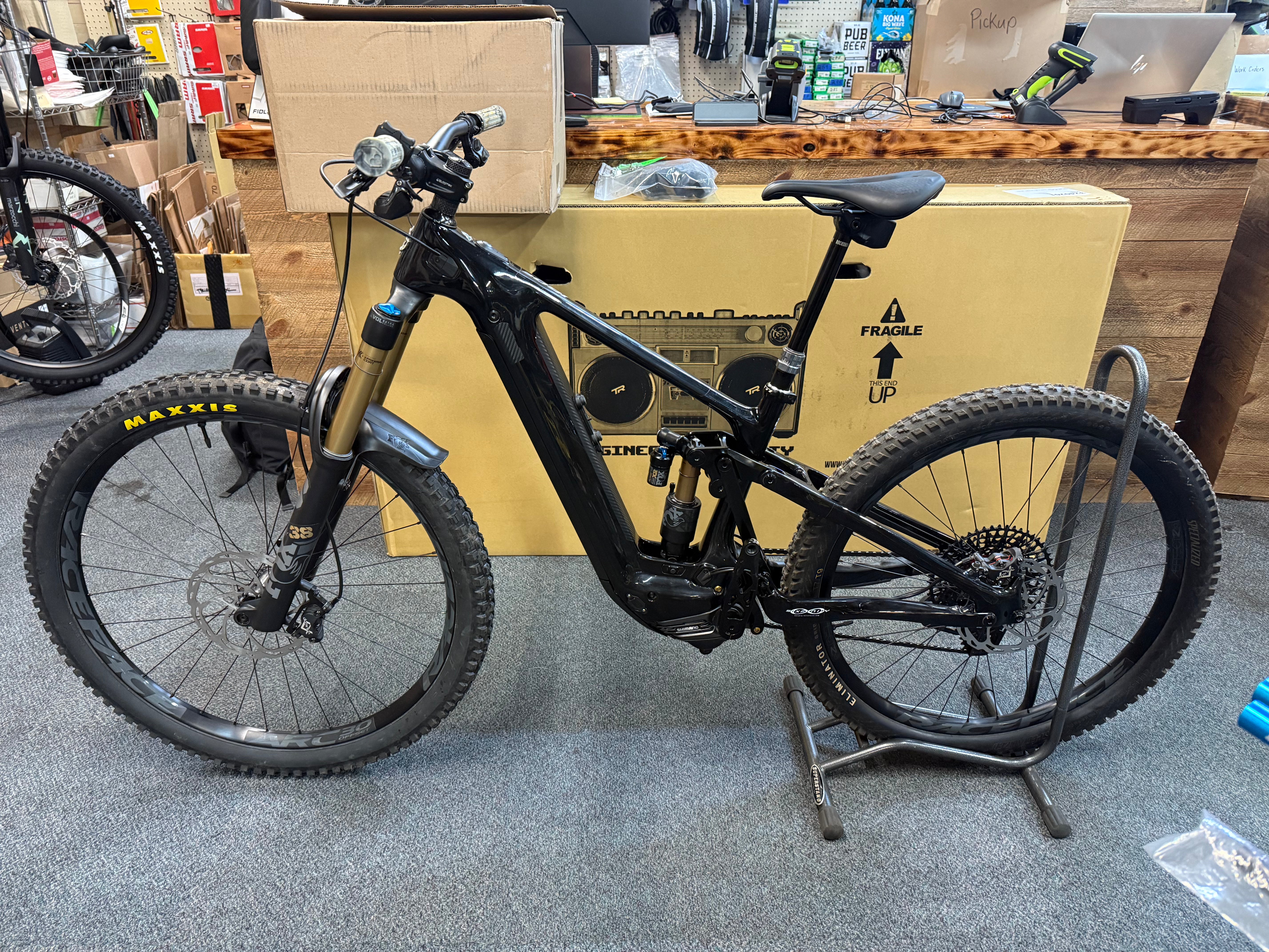 Yeti 160E T-Series Small 29/27.5 Custom Build Black